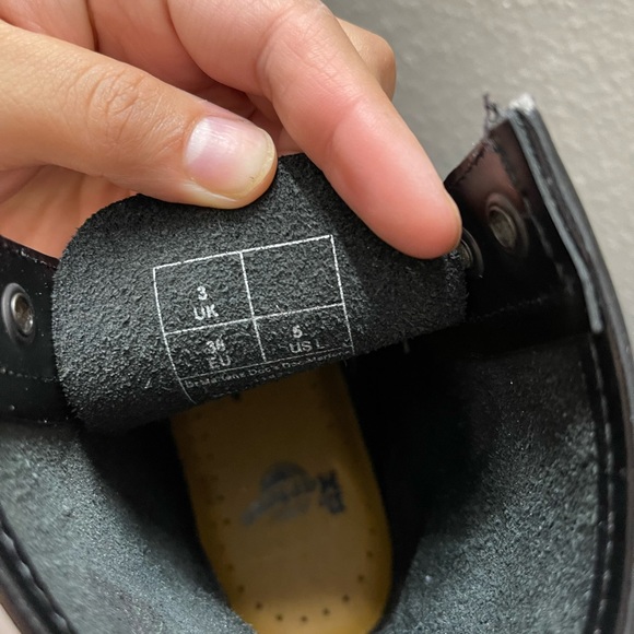 100% AUTHENTIC DR MARTENS SIZE 5!!! - Picture 3 of 8